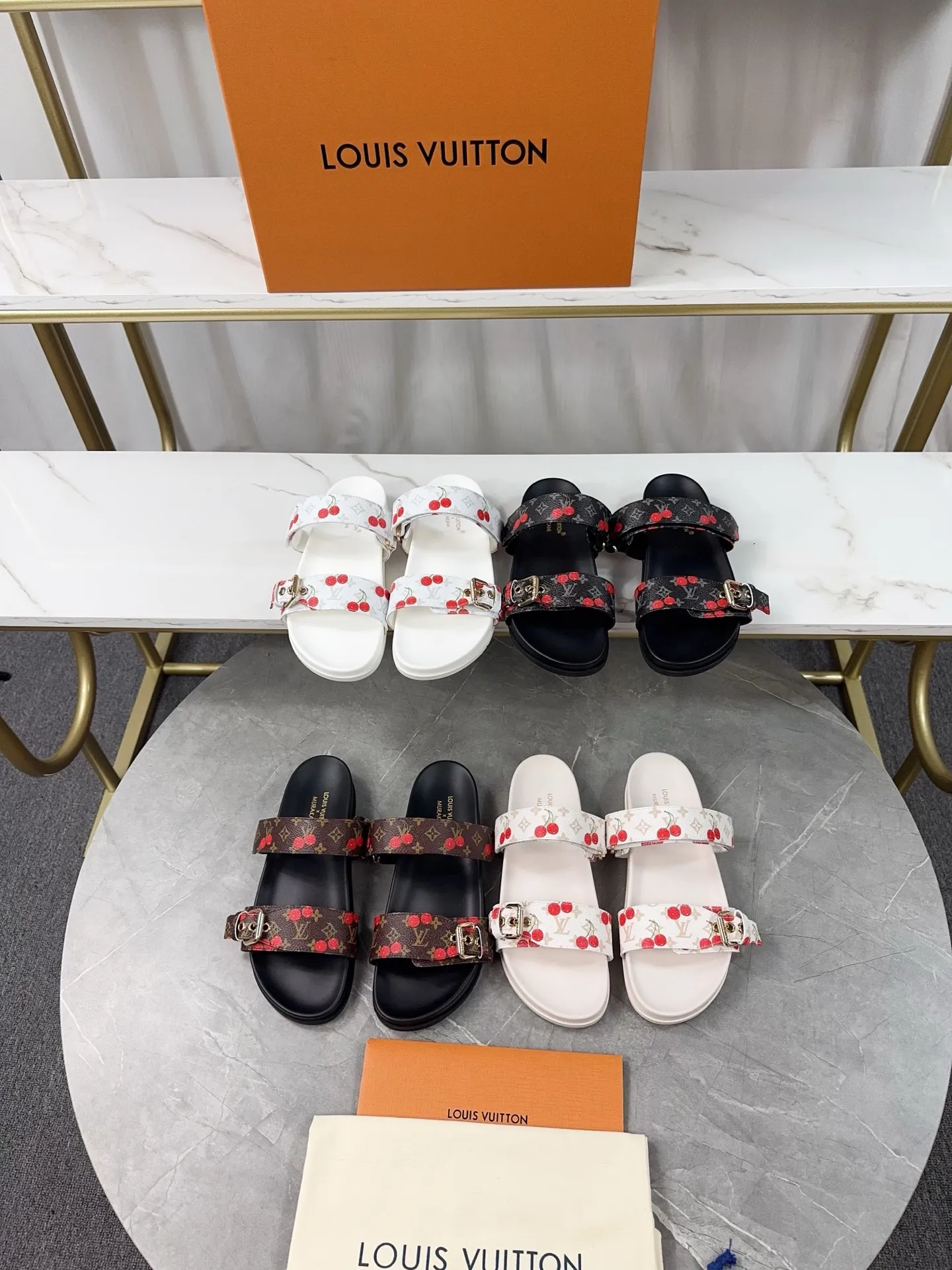 👟👟Ex-factory price 400👟👟 LV2025 spring and summer new slippers🌟The belt buckle is adjustable and elastic design, full of beach style, original molded LV metal logo decoration, fashionable and beautiful, super versatile🤳🏻Cow leather upper/custom imported jacquard fabric/original old flower leather material, water-dyed sheepskin lining (water platform + rubber sole) three-layer combination outsole 🔶Size: Female 35-43 Male: 38-46